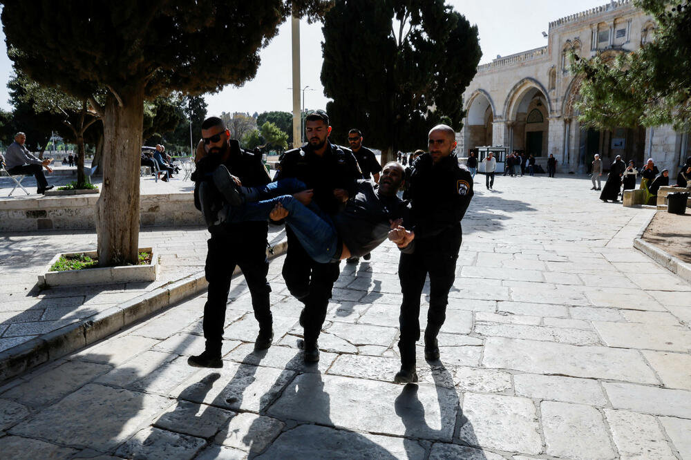 Izraelska policija privodi čovjeka kod džamije Al Alksa, Foto: Reuters