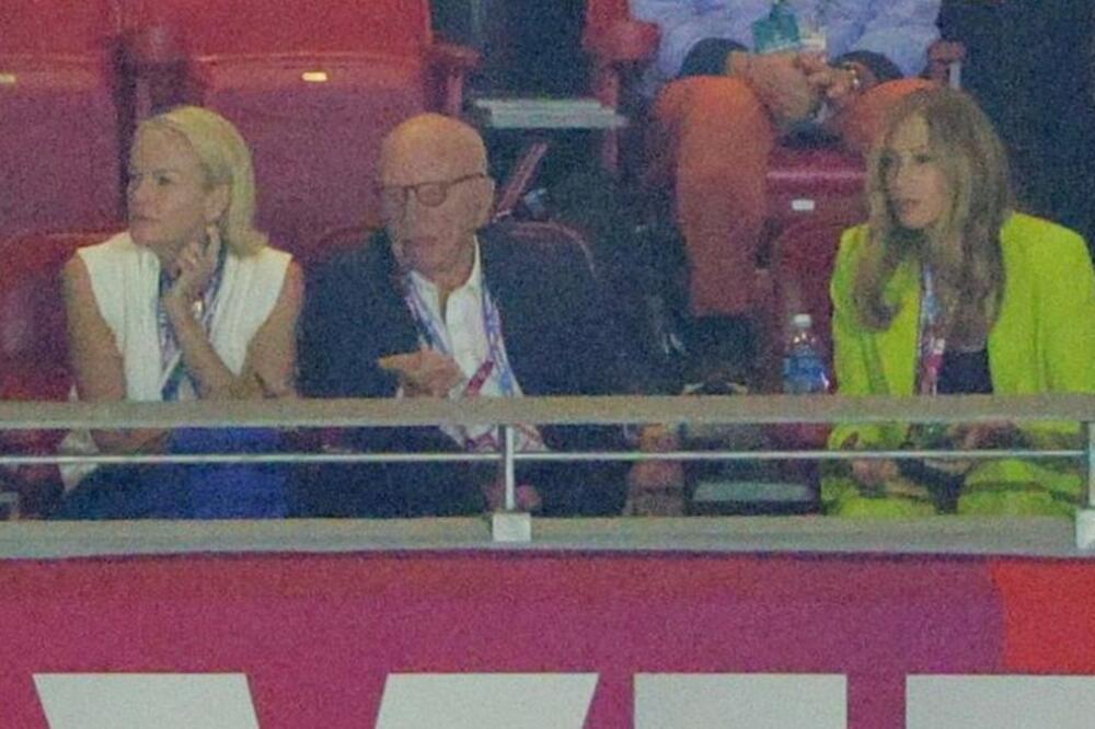 Mardok na Super Boulu nedavno sa ćerkom Elizabet Mardok (lijevo) i En Lesli Smit (desno), Foto: Reuters