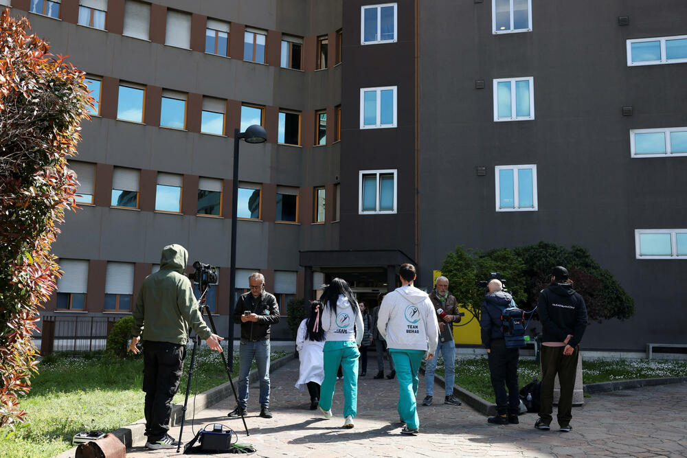 Mediji ispred bolnice San Rafaele u kojoj je hospitalizovan Berluskoni