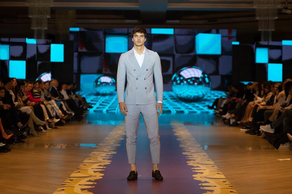 <p>U okviru prve večeri fešn vika koja je održana u utorak veče osam kreatora predstavilo je svoje kolekcije na 32. crnogorskoj nedjelji mode</p>  <p>Pogledajte kako su izgledala ta ostvarenja.</p>