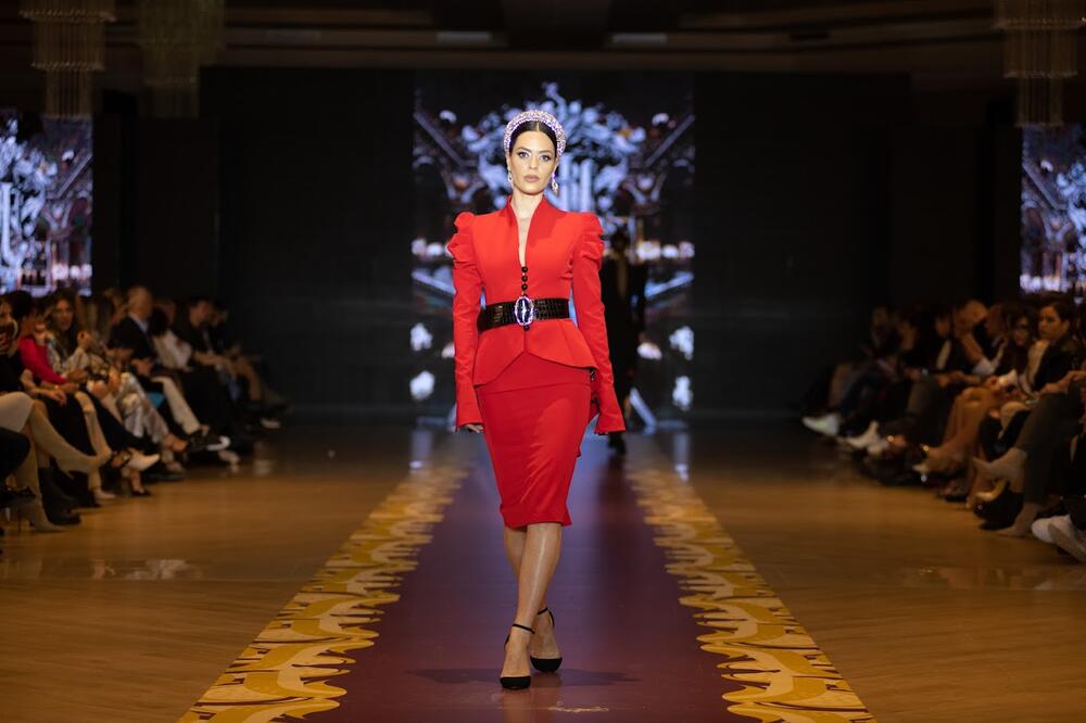 <p>U okviru prve večeri fešn vika koja je održana u utorak veče osam kreatora predstavilo je svoje kolekcije na 32. crnogorskoj nedjelji mode</p>  <p>Pogledajte kako su izgledala ta ostvarenja.</p>