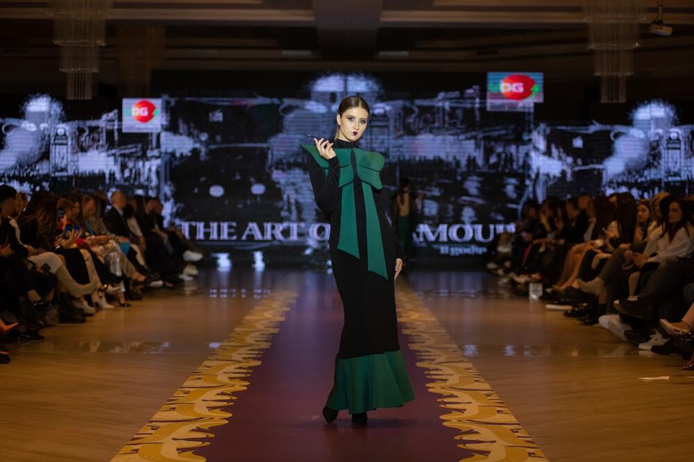 <p>U okviru prve večeri fešn vika koja je održana u utorak veče osam kreatora predstavilo je svoje kolekcije na 32. crnogorskoj nedjelji mode</p>  <p>Pogledajte kako su izgledala ta ostvarenja.</p>