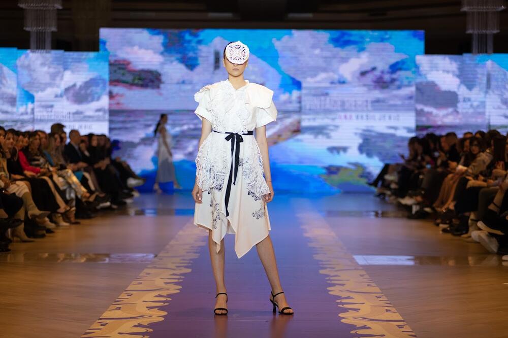 <p>U okviru prve večeri fešn vika koja je održana u utorak veče osam kreatora predstavilo je svoje kolekcije na 32. crnogorskoj nedjelji mode</p>  <p>Pogledajte kako su izgledala ta ostvarenja.</p>