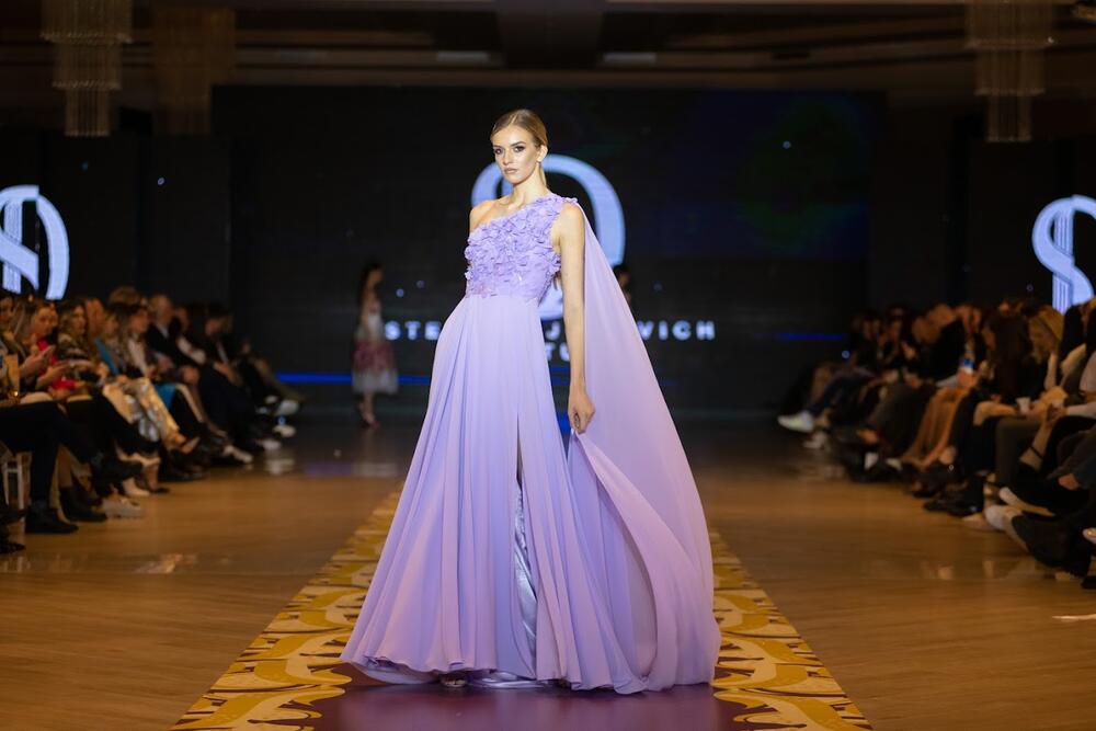 <p>U okviru prve večeri fešn vika koja je održana u utorak veče osam kreatora predstavilo je svoje kolekcije na 32. crnogorskoj nedjelji mode</p>  <p>Pogledajte kako su izgledala ta ostvarenja.</p>