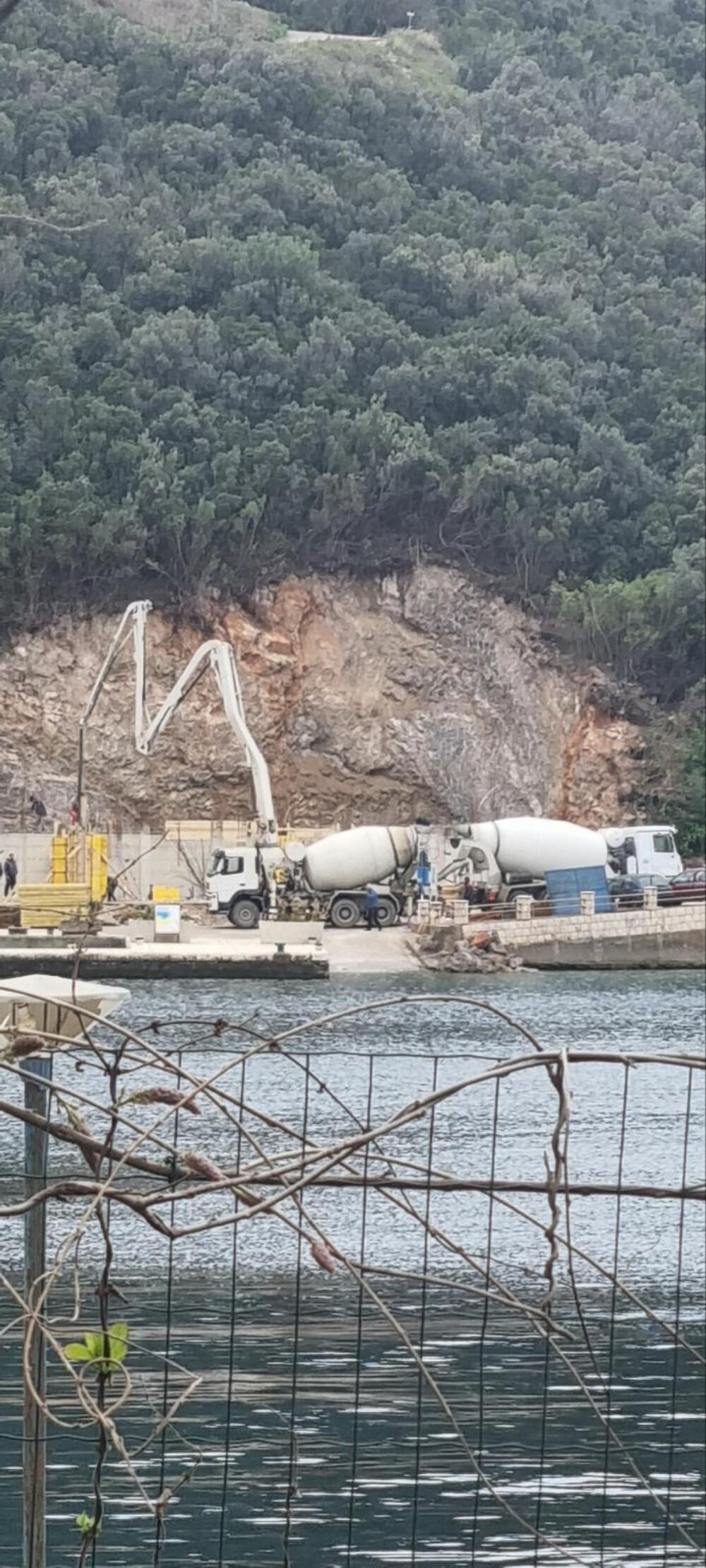 <p>Iz Savjeta MZ Luštica o protestu mještana su obavijestili čelnike Opštine Herceg Novi i još jednom pozvali lokalnu samoupravu da reaguje i spriječi uništavanje putne infrastrukture od strane investitora nekih većih objekata koji se trenutno grade na obali u blizini Rosa</p>