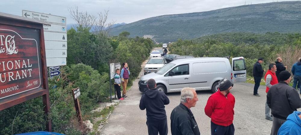 <p>Iz Savjeta MZ Luštica o protestu mještana su obavijestili čelnike Opštine Herceg Novi i još jednom pozvali lokalnu samoupravu da reaguje i spriječi uništavanje putne infrastrukture od strane investitora nekih većih objekata koji se trenutno grade na obali u blizini Rosa</p>