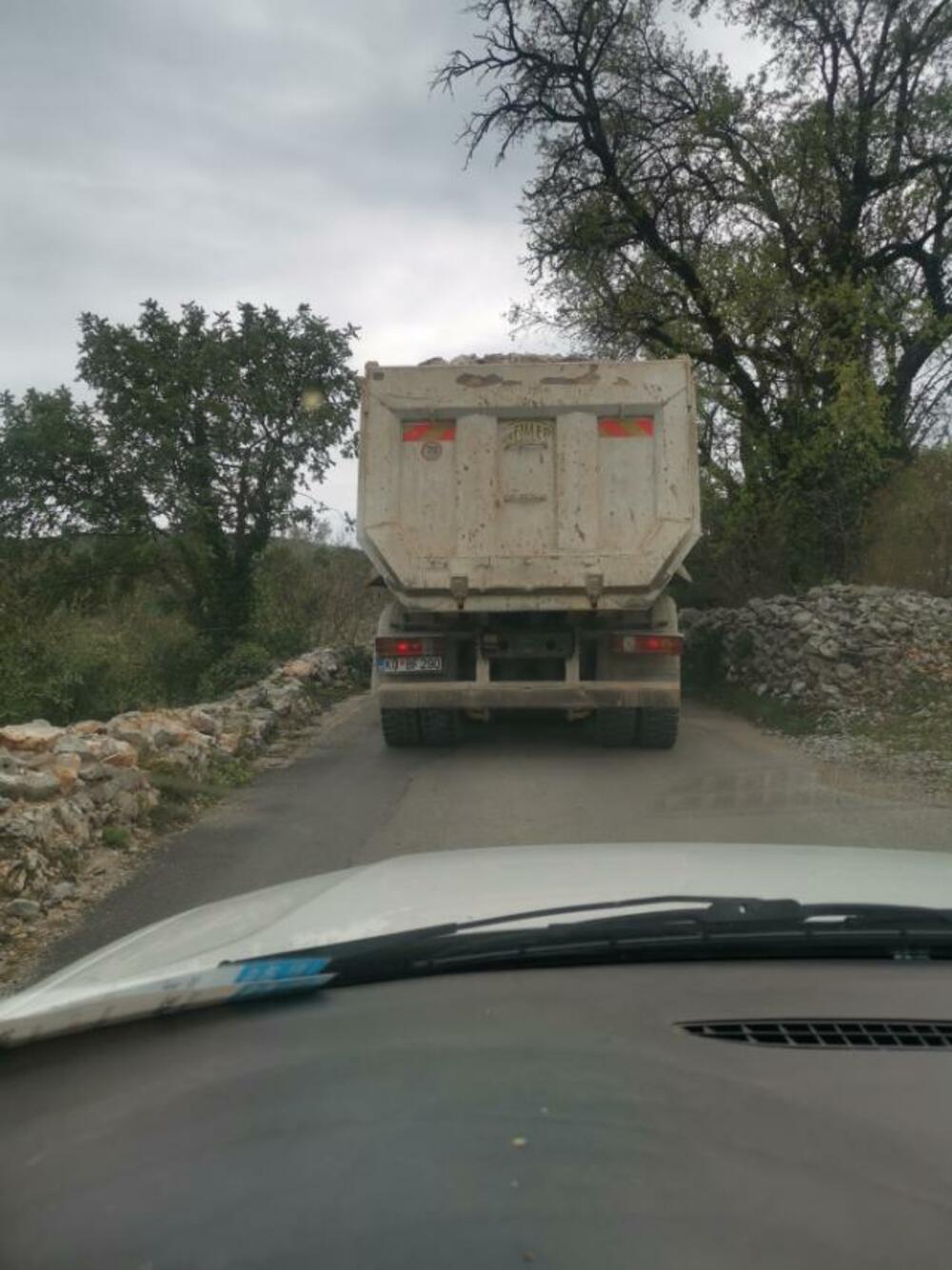 <p>Iz Savjeta MZ Luštica o protestu mještana su obavijestili čelnike Opštine Herceg Novi i još jednom pozvali lokalnu samoupravu da reaguje i spriječi uništavanje putne infrastrukture od strane investitora nekih većih objekata koji se trenutno grade na obali u blizini Rosa</p>