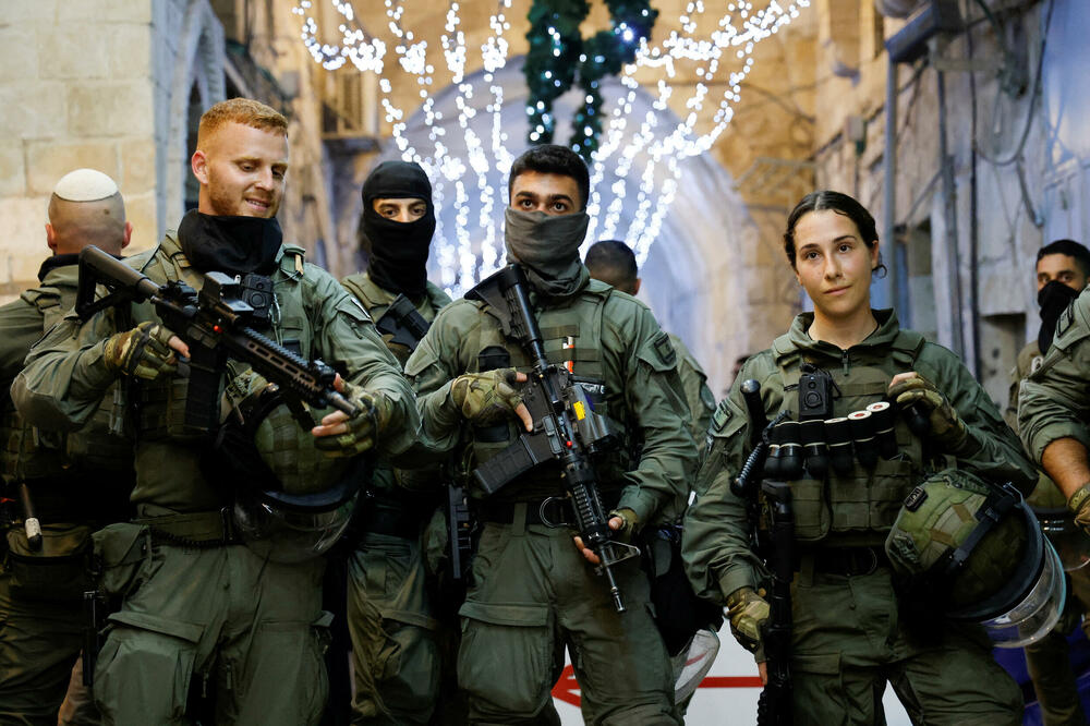 Izraelska granična policija u blizini džamije, Foto: Reuters