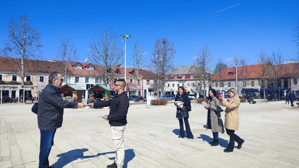 Aktivisti dijele promotivni materijal