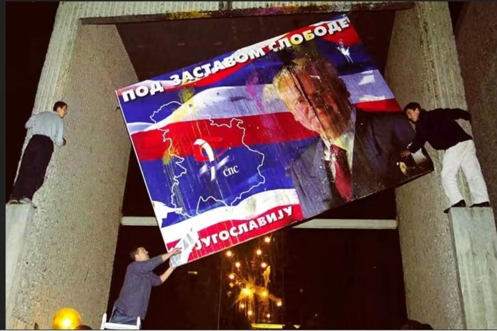 Pristalice opozicije skidaju poster Miloševića tokom protesta u Užicu u septembru 2000., Foto: Rojters