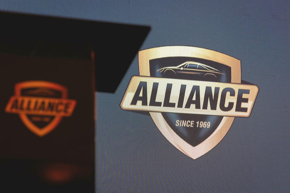 <p>Kompanija Alliance je na svečanosti pod nazivom „Drive the future” upriličenoj u četvrtak 6. aprila, u salonu u Podgorici, predstavila tri nova modela koja nam otkrivaju kakva nas budućnost očekuje kada su u pitanju brendovi Renault i Dacia.</p>