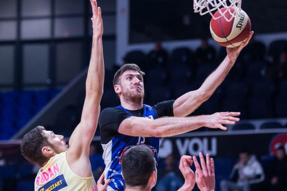 Lazić protiv Mege na prvom meču ove sezone, Foto: KK Budućnost Voli/Filip Roganović