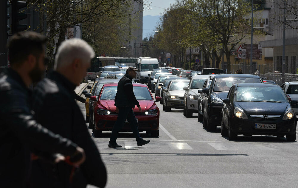 <p>Kolone su se tokom radnog vremena mogle primijetiti na više saobraćajnica u gradu</p>