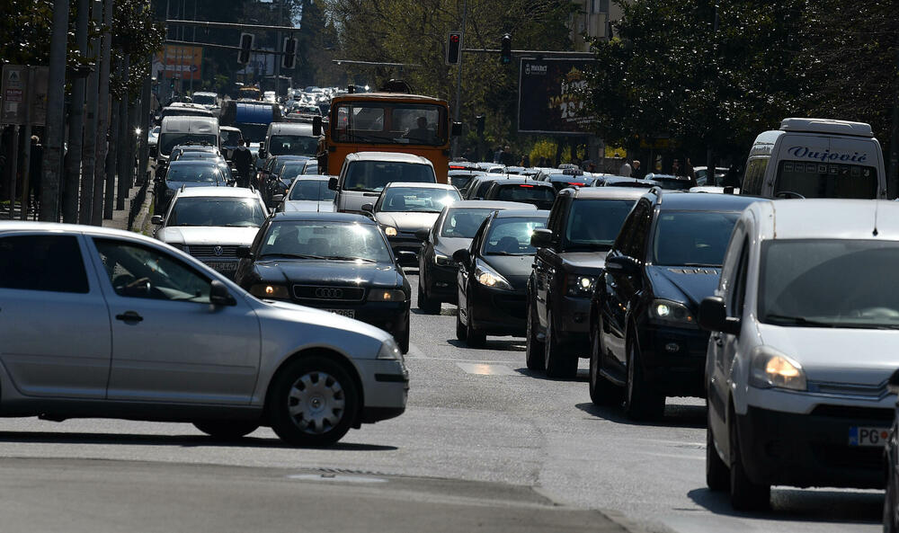 <p>Kolone su se tokom radnog vremena mogle primijetiti na više saobraćajnica u gradu</p>
