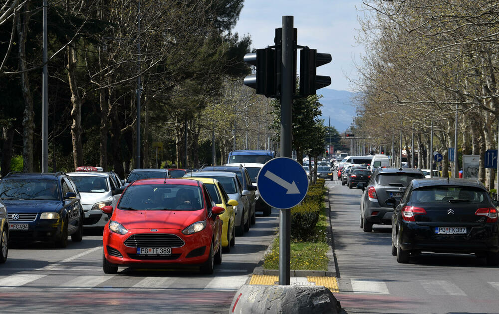 <p>Kolone su se tokom radnog vremena mogle primijetiti na više saobraćajnica u gradu</p>