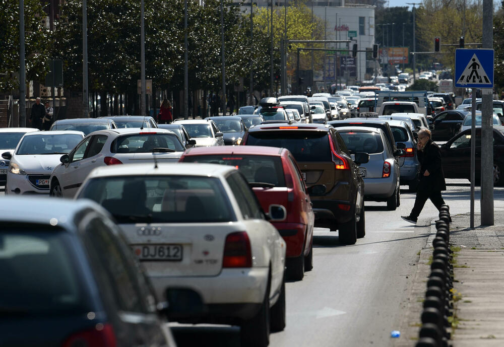 <p>Kolone su se tokom radnog vremena mogle primijetiti na više saobraćajnica u gradu</p>