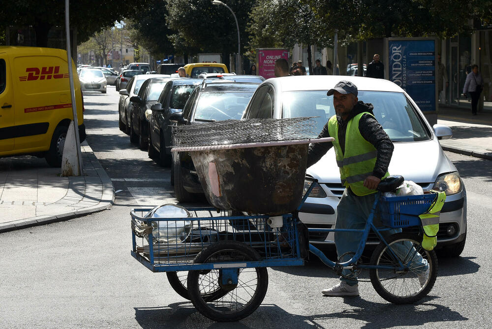 <p>Kolone su se tokom radnog vremena mogle primijetiti na više saobraćajnica u gradu</p>