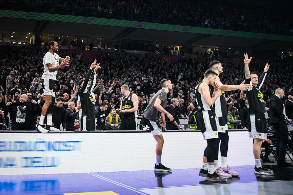 Košarkaši Partizana nakon pobjede nad Zvezdom u ABA ligi