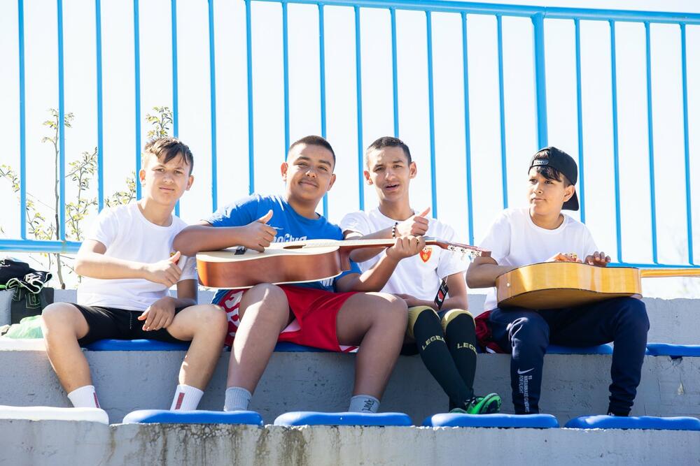 <p>"Kancelarija za RE će svakako i u narednom periodu pružati podršku romskoj zajednici kako bi unaprijedili kvalitet života, pa i danas, kao i svakog drugog dana, šaljemo podršku pripadnicima RE zajednice, sa željom da ukupni uslovi u kojima žive budu na što višem nivou”, kazala je Hristina Laban ispred Kancelarije za Rome i Egipćane</p>