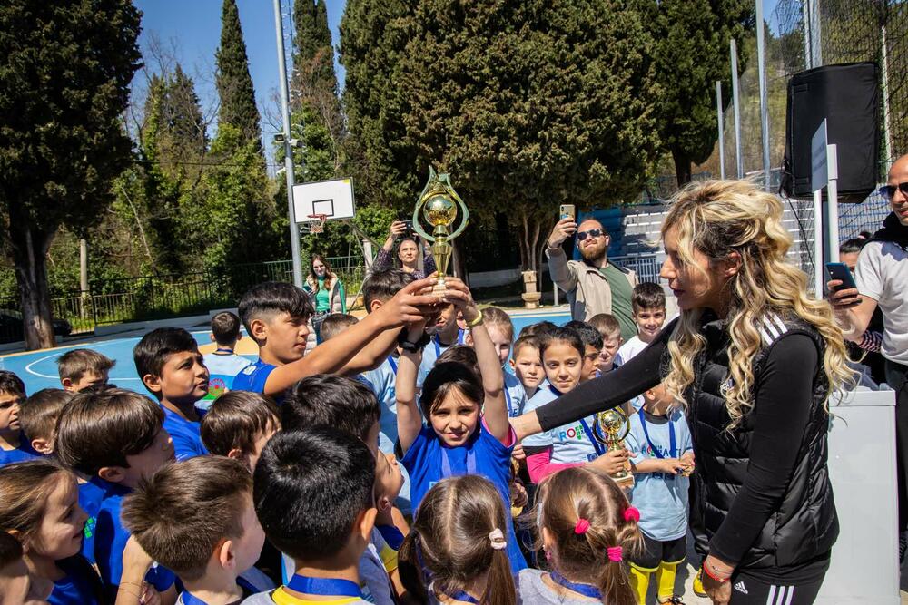 <p>"Kancelarija za RE će svakako i u narednom periodu pružati podršku romskoj zajednici kako bi unaprijedili kvalitet života, pa i danas, kao i svakog drugog dana, šaljemo podršku pripadnicima RE zajednice, sa željom da ukupni uslovi u kojima žive budu na što višem nivou”, kazala je Hristina Laban ispred Kancelarije za Rome i Egipćane</p>