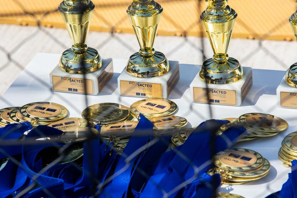 <p>"Kancelarija za RE će svakako i u narednom periodu pružati podršku romskoj zajednici kako bi unaprijedili kvalitet života, pa i danas, kao i svakog drugog dana, šaljemo podršku pripadnicima RE zajednice, sa željom da ukupni uslovi u kojima žive budu na što višem nivou”, kazala je Hristina Laban ispred Kancelarije za Rome i Egipćane</p>