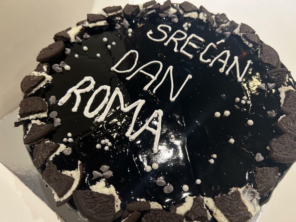 <p>"Kancelarija za RE će svakako i u narednom periodu pružati podršku romskoj zajednici kako bi unaprijedili kvalitet života, pa i danas, kao i svakog drugog dana, šaljemo podršku pripadnicima RE zajednice, sa željom da ukupni uslovi u kojima žive budu na što višem nivou”, kazala je Hristina Laban ispred Kancelarije za Rome i Egipćane</p>