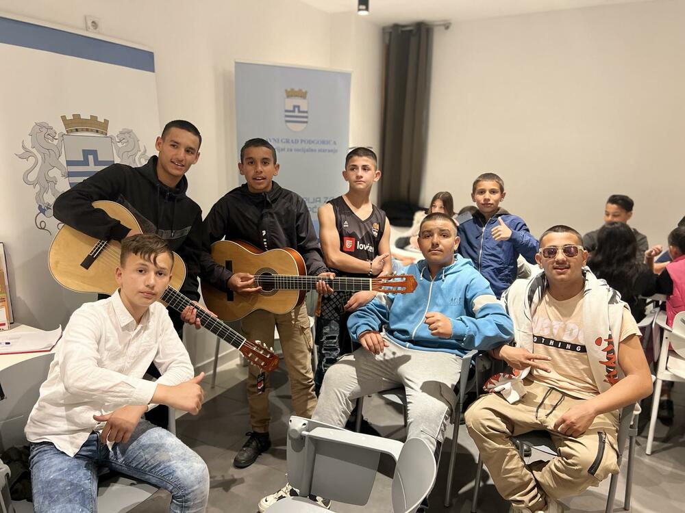 <p>"Kancelarija za RE će svakako i u narednom periodu pružati podršku romskoj zajednici kako bi unaprijedili kvalitet života, pa i danas, kao i svakog drugog dana, šaljemo podršku pripadnicima RE zajednice, sa željom da ukupni uslovi u kojima žive budu na što višem nivou”, kazala je Hristina Laban ispred Kancelarije za Rome i Egipćane</p>