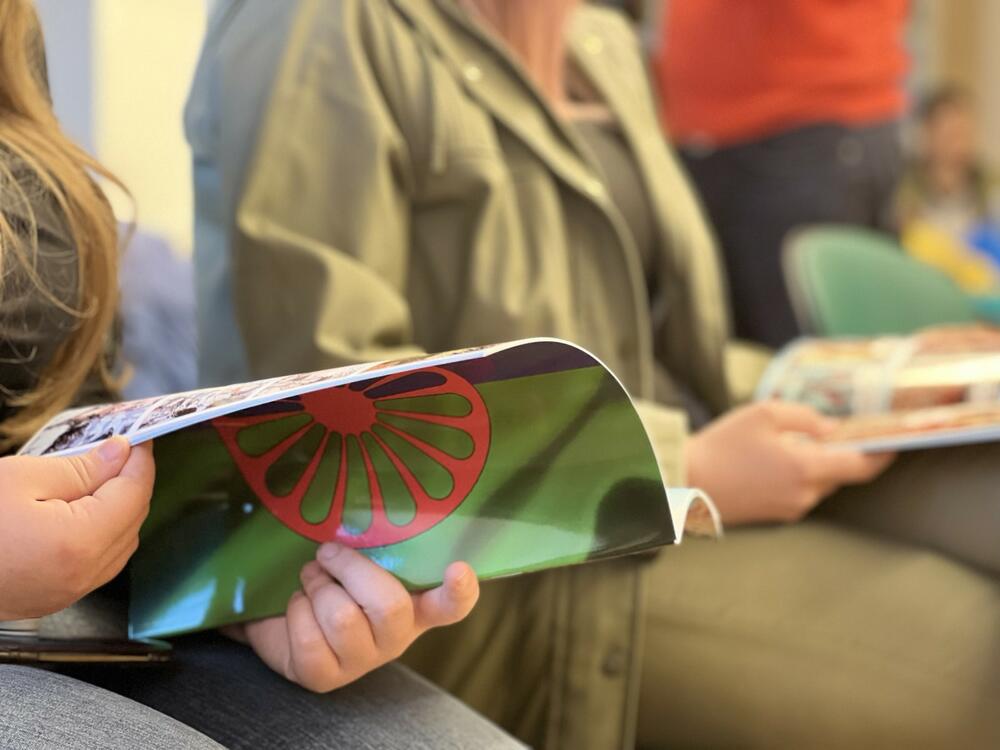 <p>"Kancelarija za RE će svakako i u narednom periodu pružati podršku romskoj zajednici kako bi unaprijedili kvalitet života, pa i danas, kao i svakog drugog dana, šaljemo podršku pripadnicima RE zajednice, sa željom da ukupni uslovi u kojima žive budu na što višem nivou”, kazala je Hristina Laban ispred Kancelarije za Rome i Egipćane</p>