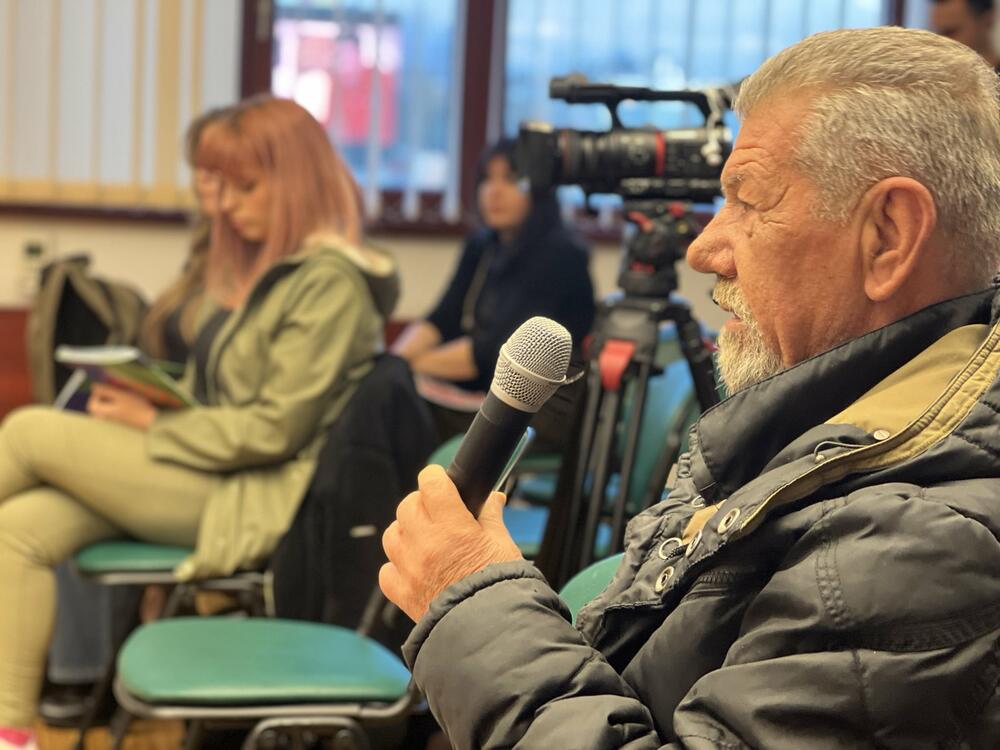 <p>"Kancelarija za RE će svakako i u narednom periodu pružati podršku romskoj zajednici kako bi unaprijedili kvalitet života, pa i danas, kao i svakog drugog dana, šaljemo podršku pripadnicima RE zajednice, sa željom da ukupni uslovi u kojima žive budu na što višem nivou”, kazala je Hristina Laban ispred Kancelarije za Rome i Egipćane</p>