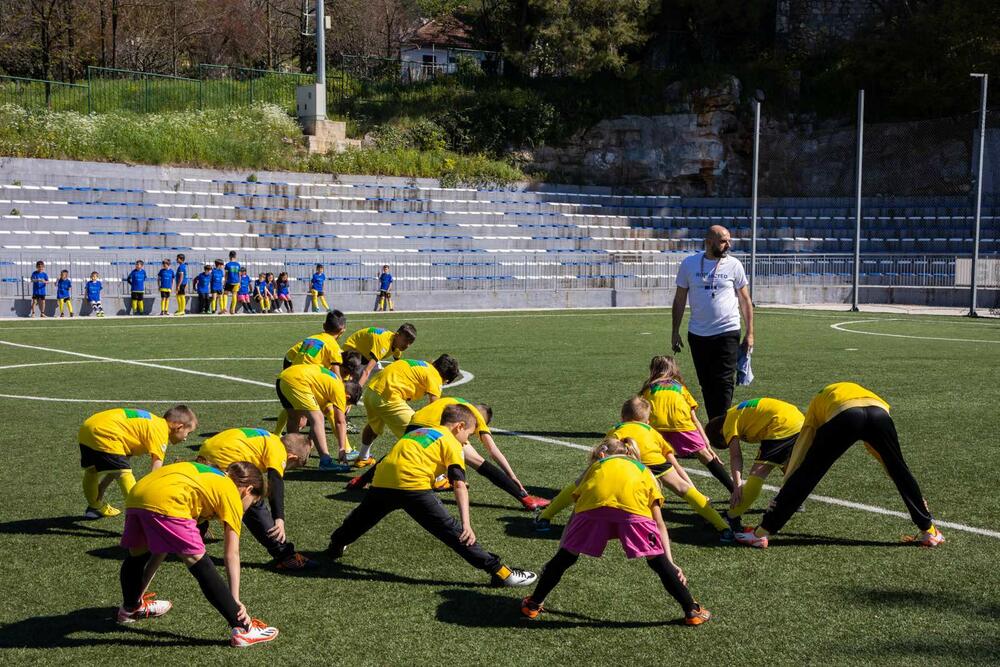 <p>"Kancelarija za RE će svakako i u narednom periodu pružati podršku romskoj zajednici kako bi unaprijedili kvalitet života, pa i danas, kao i svakog drugog dana, šaljemo podršku pripadnicima RE zajednice, sa željom da ukupni uslovi u kojima žive budu na što višem nivou”, kazala je Hristina Laban ispred Kancelarije za Rome i Egipćane</p>