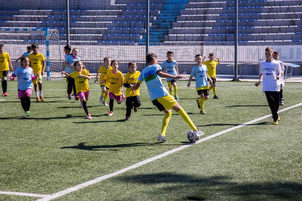 <p>"Kancelarija za RE će svakako i u narednom periodu pružati podršku romskoj zajednici kako bi unaprijedili kvalitet života, pa i danas, kao i svakog drugog dana, šaljemo podršku pripadnicima RE zajednice, sa željom da ukupni uslovi u kojima žive budu na što višem nivou”, kazala je Hristina Laban ispred Kancelarije za Rome i Egipćane</p>