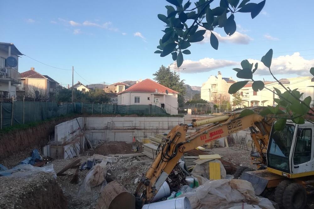 Temeljna jama budućeg stambenog objekta u Beogradskoj ulici u Podgorici, Foto: B. Vukićević