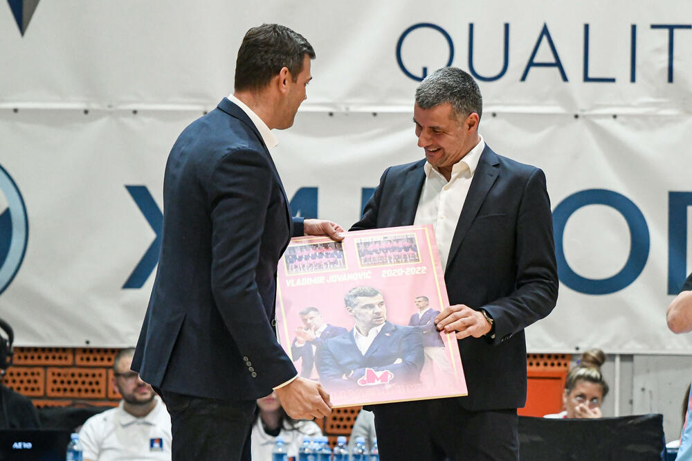Tim menadžer Mege Goran Ćakić daje zahvalnicu Vladimiru Jovanoviću, Foto: ABA liga/Dragana Stjepanović