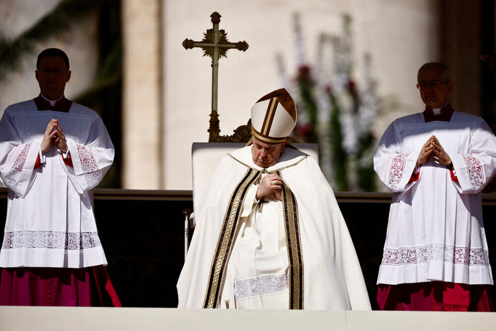 <p>Oko 45.000 ljudi okupilo se do početka prepodnevne mise, prema navodima bezbjednosne službe Vatikana</p>