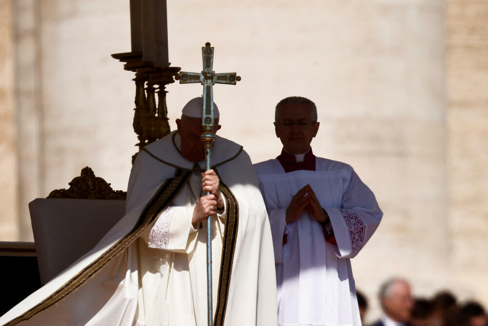 <p>Oko 45.000 ljudi okupilo se do početka prepodnevne mise, prema navodima bezbjednosne službe Vatikana</p>