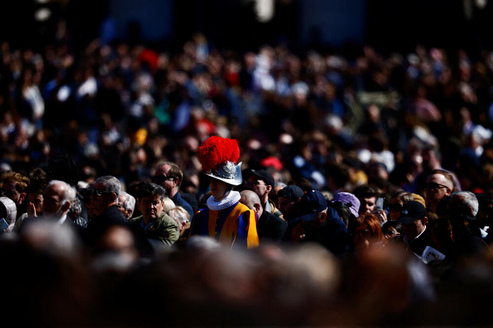 <p>Oko 45.000 ljudi okupilo se do početka prepodnevne mise, prema navodima bezbjednosne službe Vatikana</p>