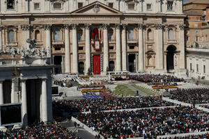FOTO Papa i veliki broj ljudi na Trgu Svetog Petra obilježavaju...