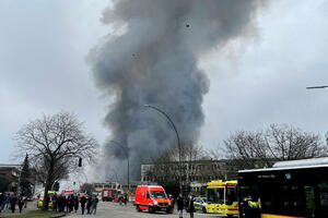 FOTO Crni dim pun hemikalija u Hamburgu: Građanima rečeno da...