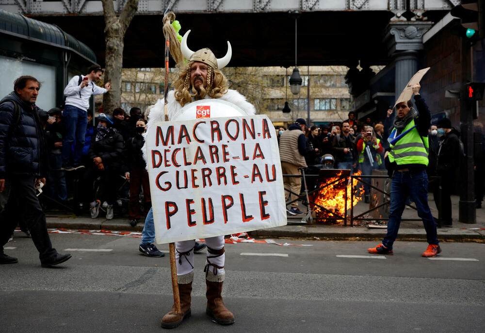 Demonstrant u Parizu sa transparentom “Makron je objavio rat narodu”