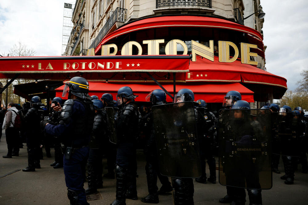 Policija ispred taverne Le Rotonde 6. aprila