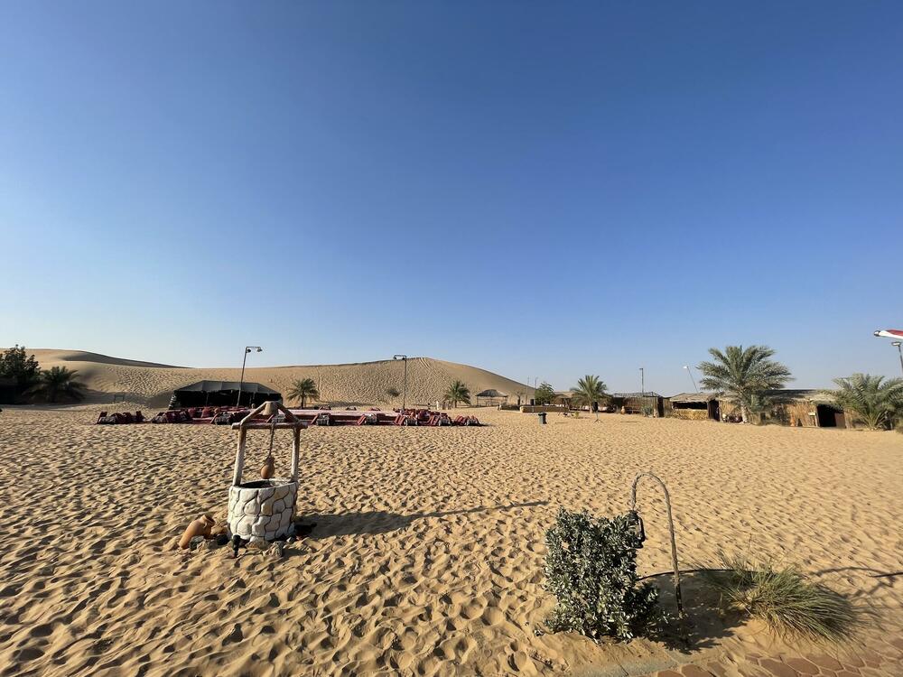 <p>Dubai je, kao i Abu Dabi, dosta razuđen - što nas je iznenadilo. Prvi pit-stop nam je bio stari Dubaji - njihova Stara varoš. Splet starih građevina koji je prepun autentičnih izloga, prodavnica, restorana, zaista vas vodi kroz istoriju mjesta, gdje odmorite od velikih modernih zgrada i staklenih fasada</p>