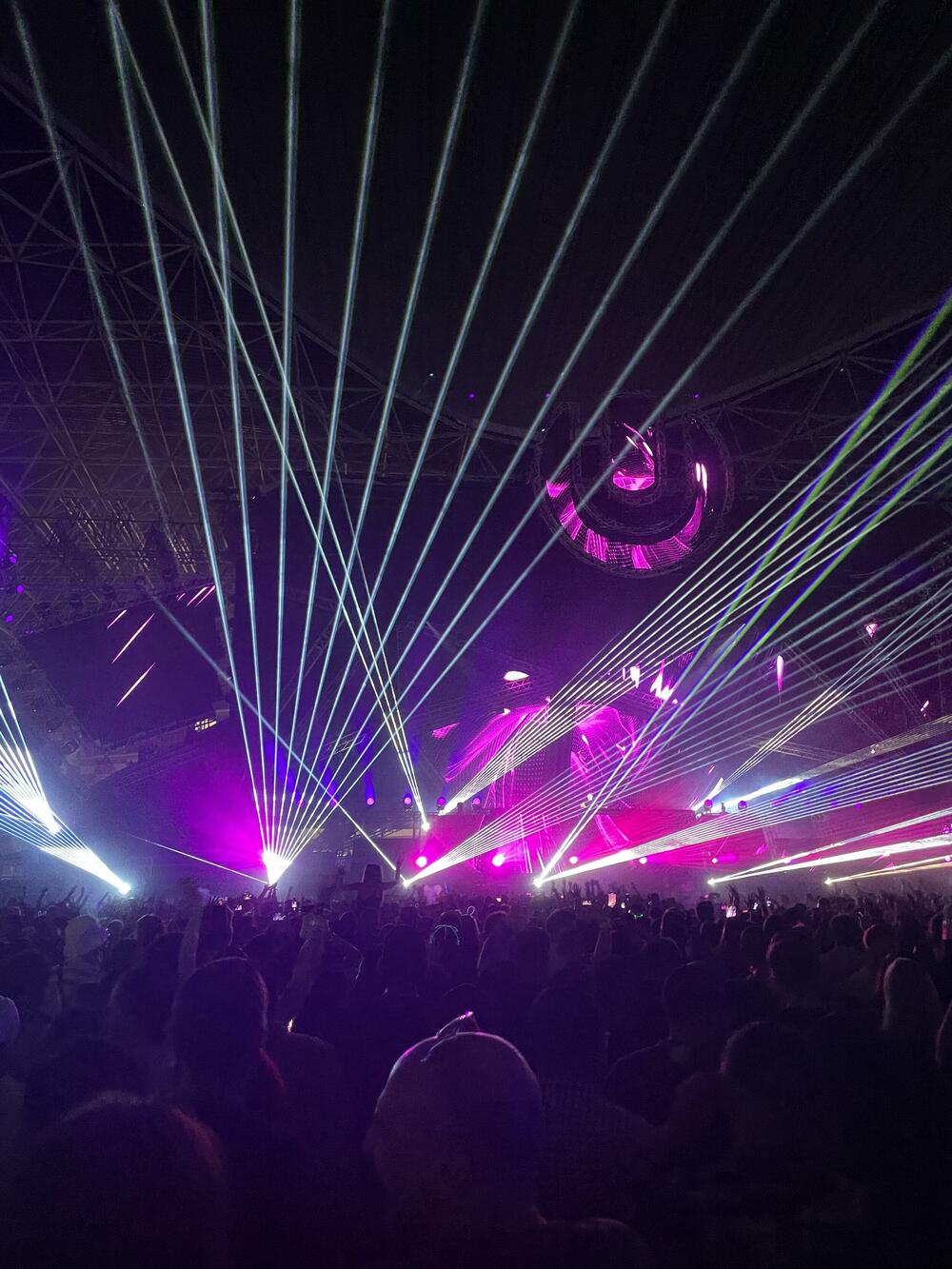 <p>Dubai je, kao i Abu Dabi, dosta razuđen - što nas je iznenadilo. Prvi pit-stop nam je bio stari Dubaji - njihova Stara varoš. Splet starih građevina koji je prepun autentičnih izloga, prodavnica, restorana, zaista vas vodi kroz istoriju mjesta, gdje odmorite od velikih modernih zgrada i staklenih fasada</p>