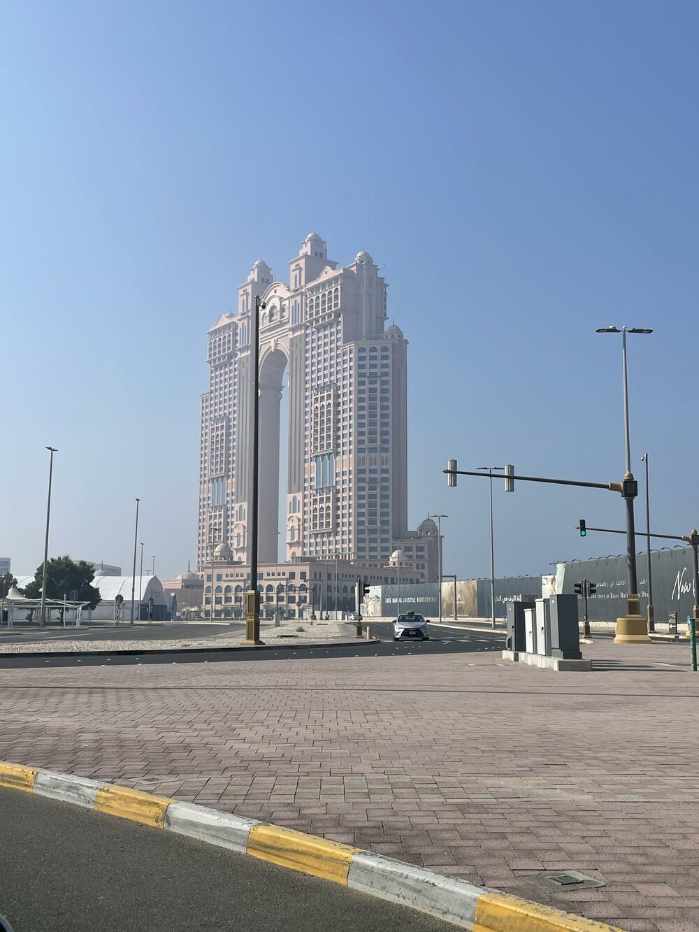 <p>Dubai je, kao i Abu Dabi, dosta razuđen - što nas je iznenadilo. Prvi pit-stop nam je bio stari Dubaji - njihova Stara varoš. Splet starih građevina koji je prepun autentičnih izloga, prodavnica, restorana, zaista vas vodi kroz istoriju mjesta, gdje odmorite od velikih modernih zgrada i staklenih fasada</p>