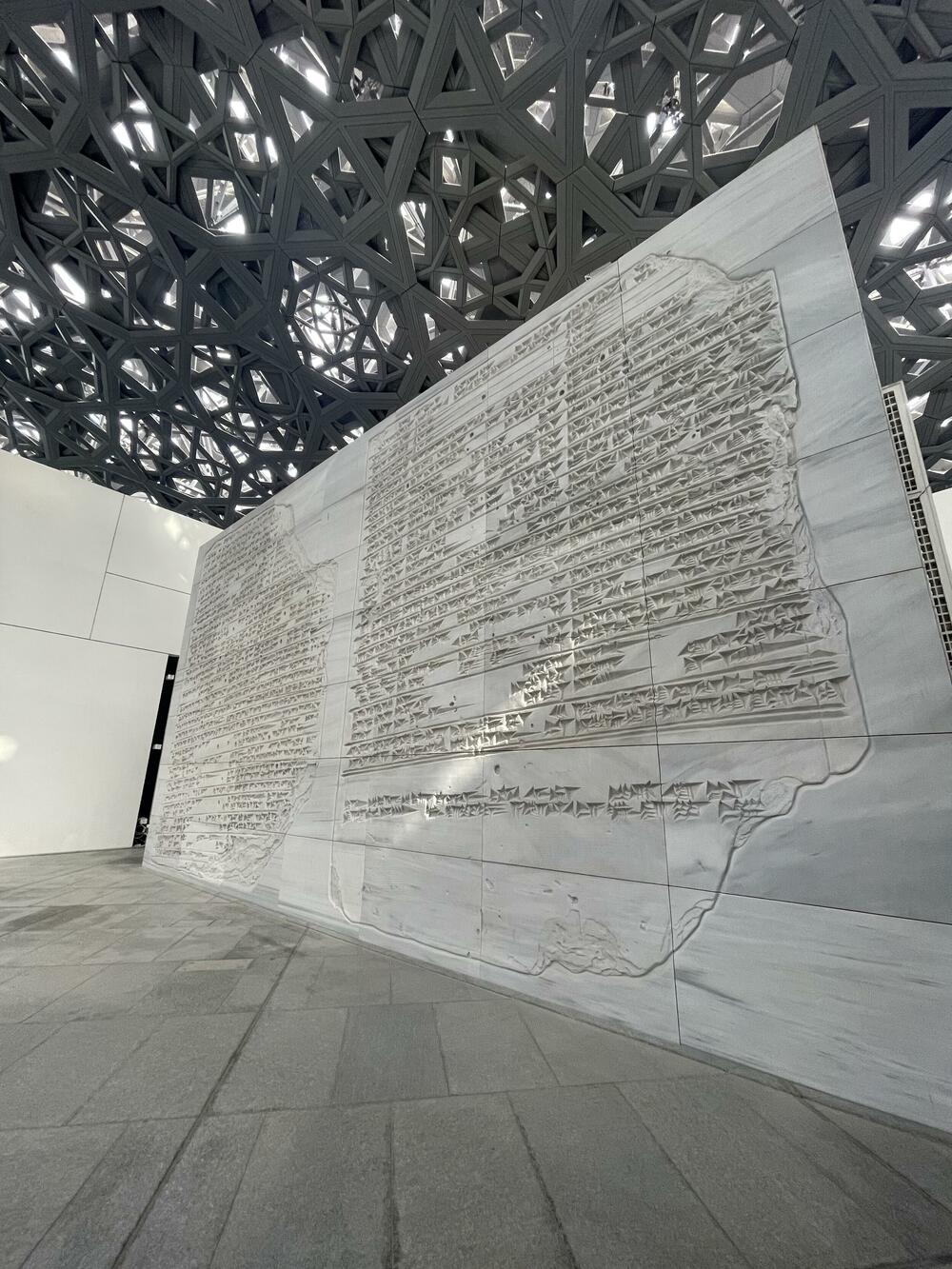 <p>Dubai je, kao i Abu Dabi, dosta razuđen - što nas je iznenadilo. Prvi pit-stop nam je bio stari Dubaji - njihova Stara varoš. Splet starih građevina koji je prepun autentičnih izloga, prodavnica, restorana, zaista vas vodi kroz istoriju mjesta, gdje odmorite od velikih modernih zgrada i staklenih fasada</p>