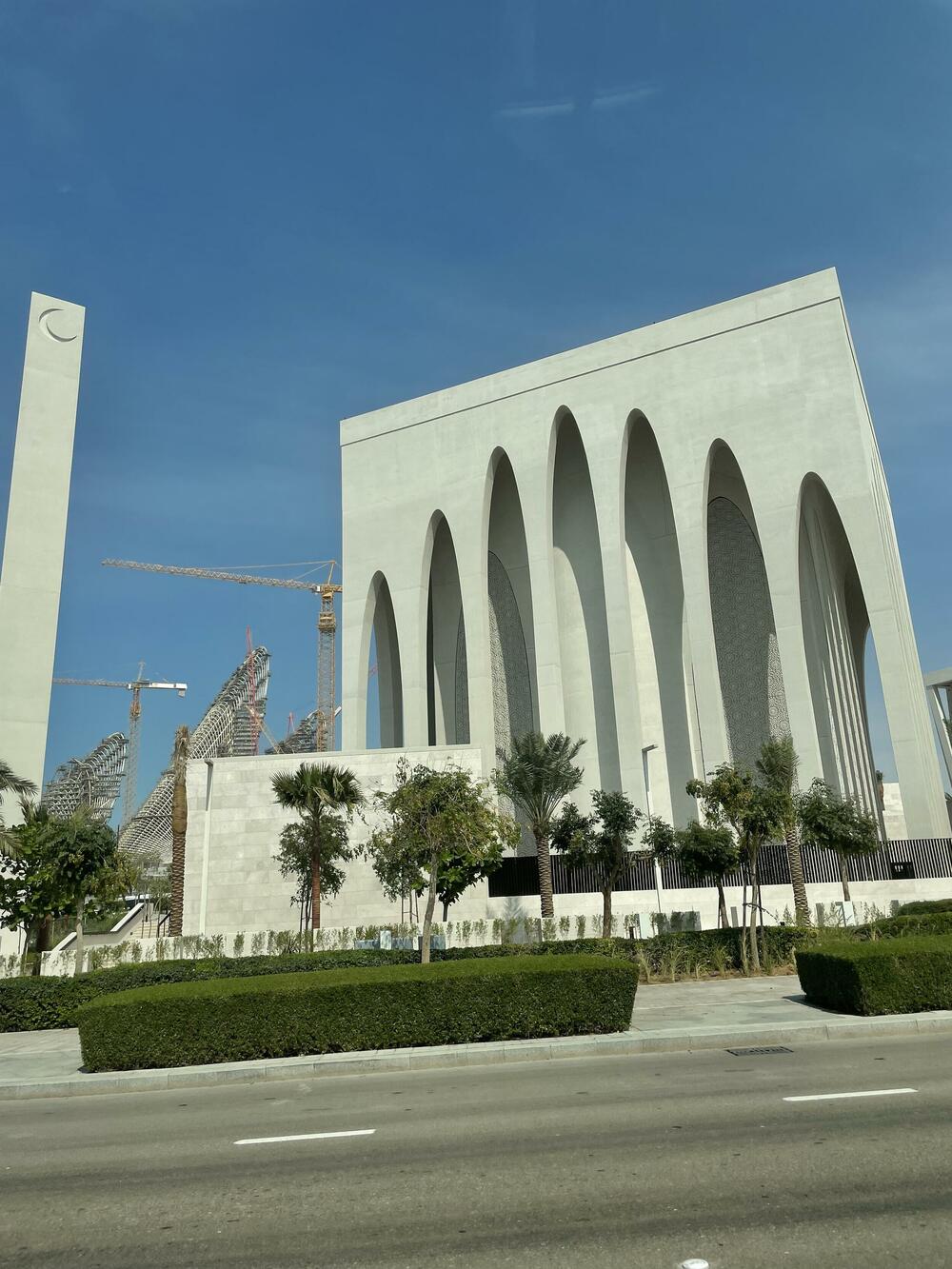 <p>Dubai je, kao i Abu Dabi, dosta razuđen - što nas je iznenadilo. Prvi pit-stop nam je bio stari Dubaji - njihova Stara varoš. Splet starih građevina koji je prepun autentičnih izloga, prodavnica, restorana, zaista vas vodi kroz istoriju mjesta, gdje odmorite od velikih modernih zgrada i staklenih fasada</p>