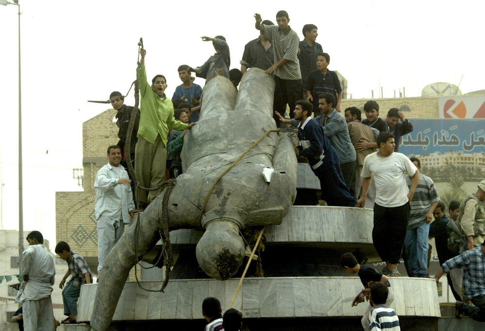 Rušenje statue 2003.