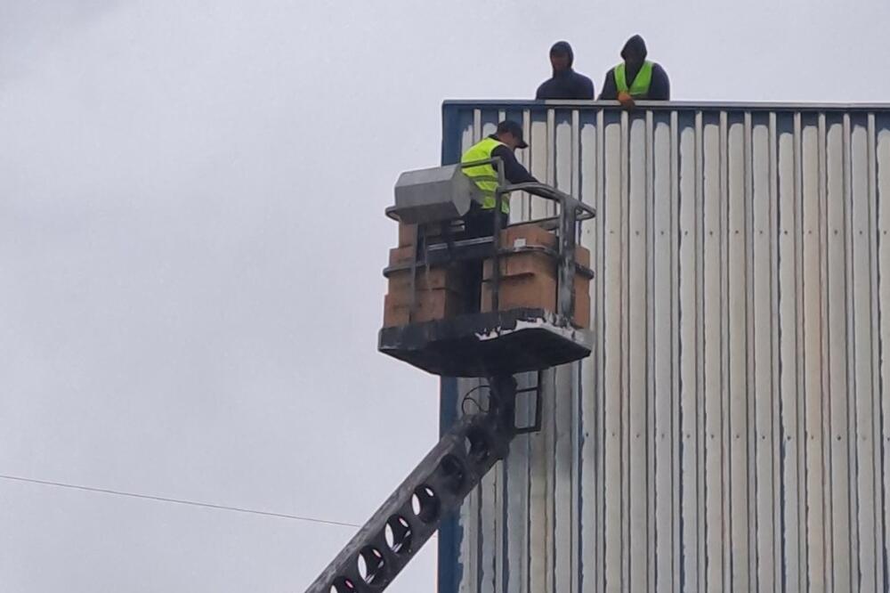 Montaža solarnog panela, Foto: EPCG Željezara Nikšić