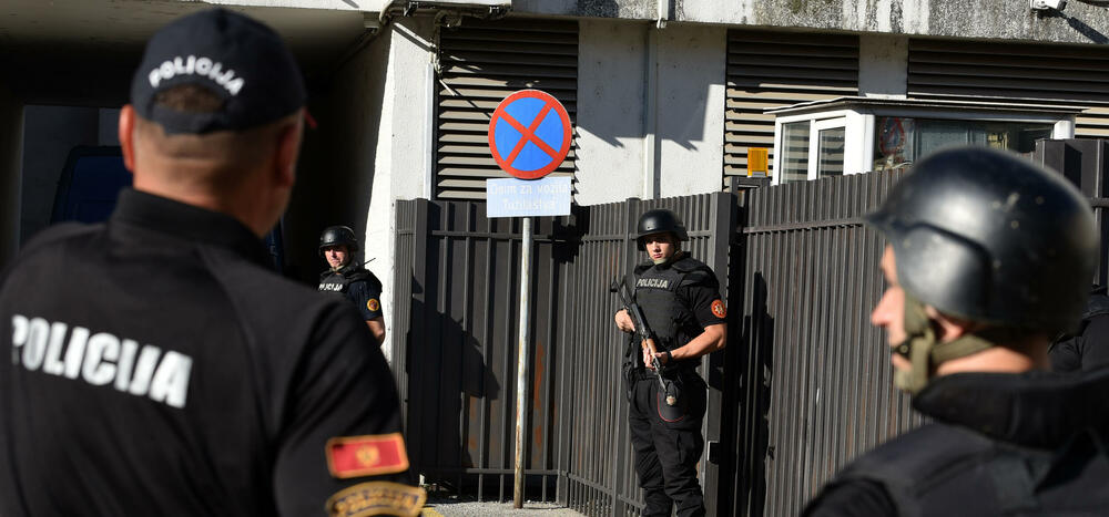 Policija obezbjeđuje zgradu SDT-a prilikom dovođenja službenika ANB Petra Lazovića