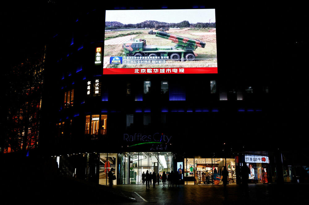 Emitovanje vijesti o vježbama kineske vojske oko Tajvana, na ekranu u Pekingu, Foto: Reuters