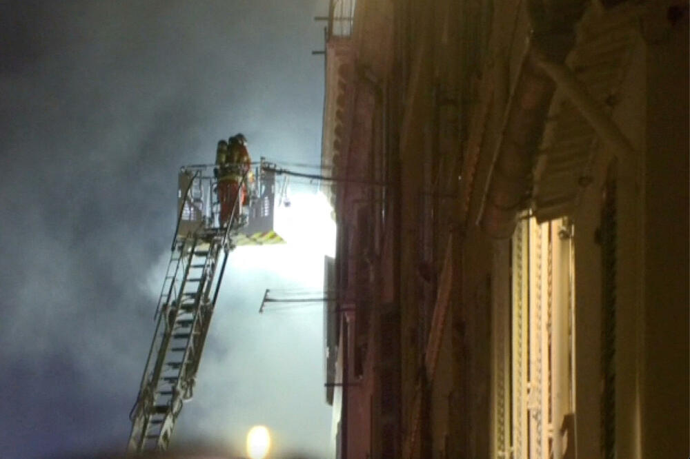 Vatrogasac na jednoj od zgrada, Foto: Reuters